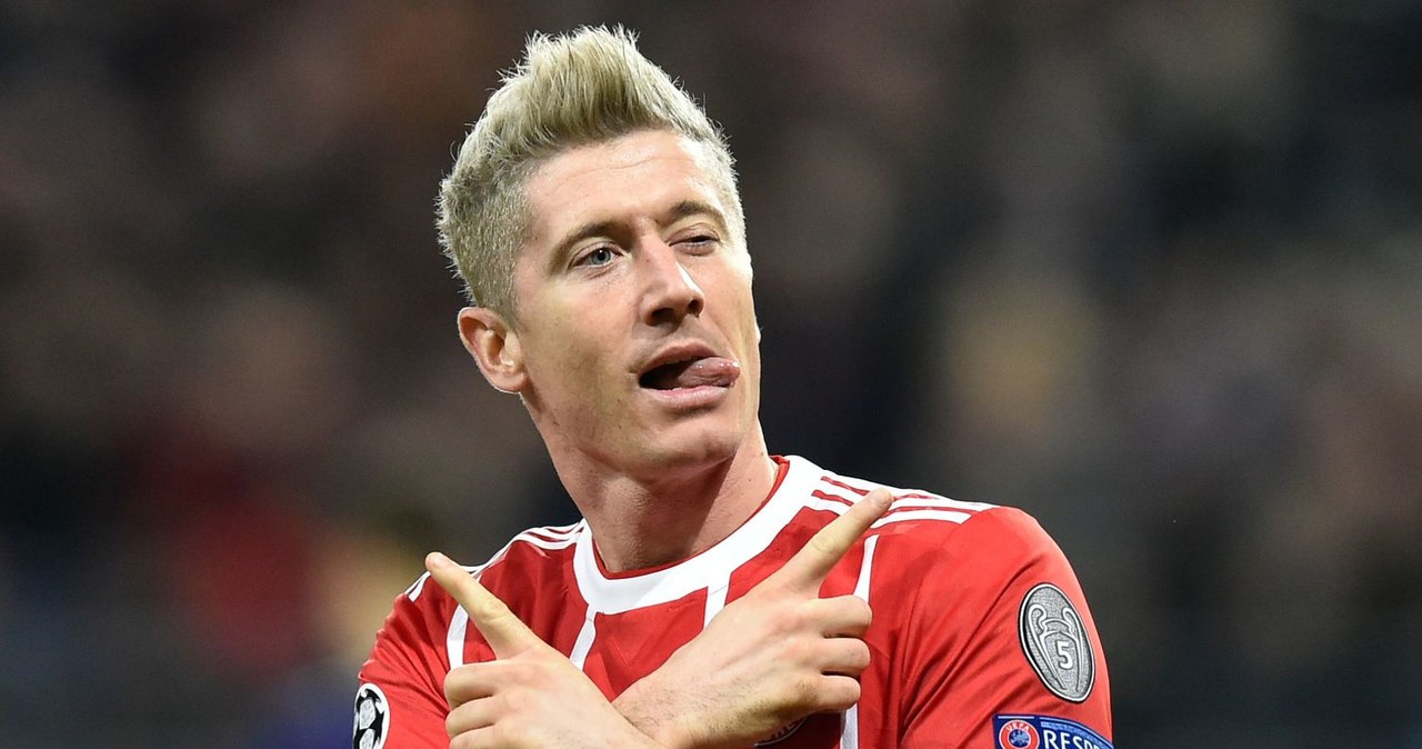 Robert Lewandowski w blond włosach /AFP