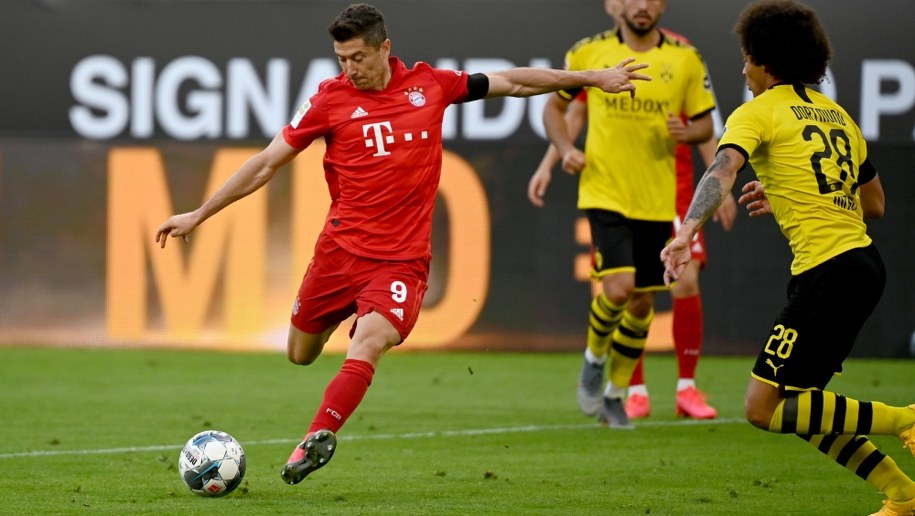 Robert Lewandowski w czasie meczu Bayernu Monachium z Borussią Dortmund /FEDERICO GAMBARINI  /PAP/EPA