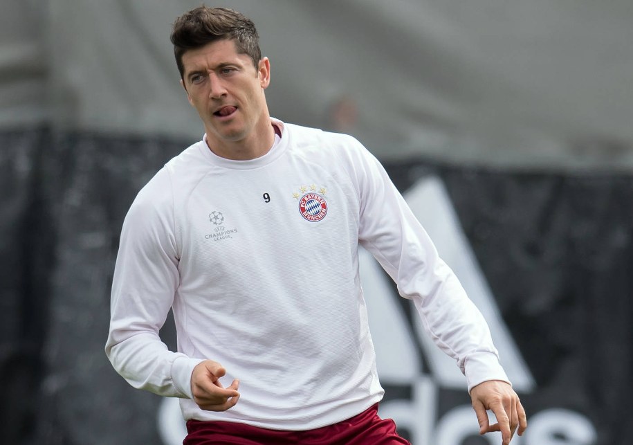 Robert Lewandowski w czasie treningu dzień przed starciem Bayernu Monachium z Realem Madryt w ćwierćfinale Ligi Mistrzów. Polak rozpoczął trening z zespołem, ale po 20 minutach zszedł do szatni /SVEN HOPPE/dpa /PAP