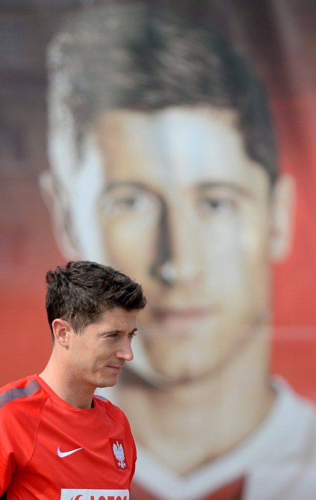 Robert Lewandowski w drodze na trening kadry /Bartłomiej Zborowski /PAP