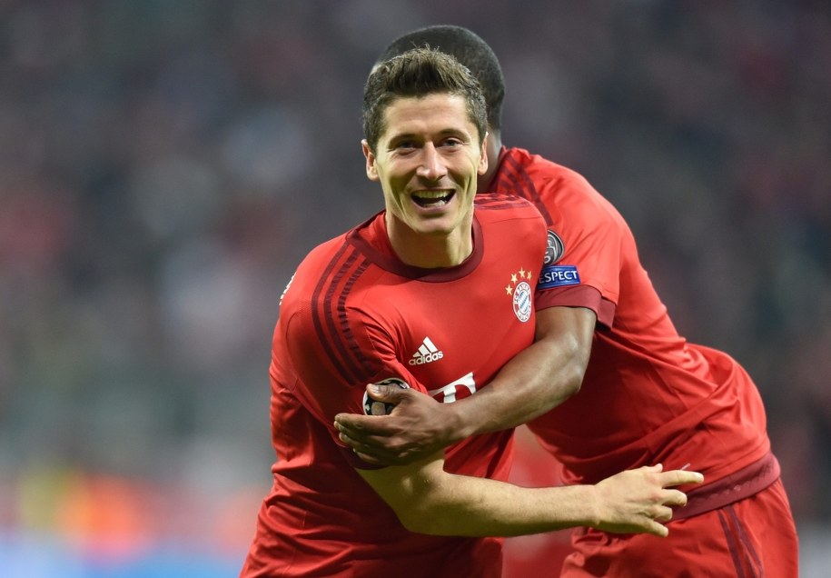 Robert Lewandowski w meczu Ligi Mistrzów z Dinamo Zagrzeb /PETER KNEFFEL /PAP/EPA