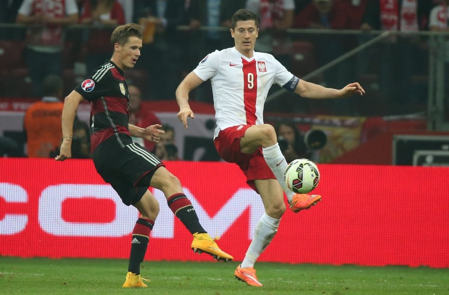 Robert Lewandowski w meczu Polska - Niemcy w eliminacjach Euro 2016 (obok Polaka - Niemiec Erik Durm) /Bartłomiej Zborowski /PAP