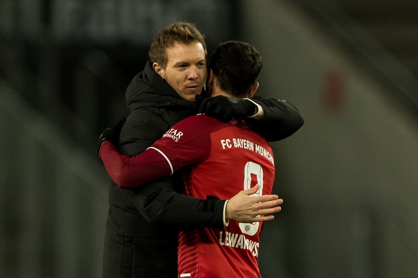Robert Lewandowski w objęciach trenera Bayernu, Juliana Nagelsmanna /Newspix