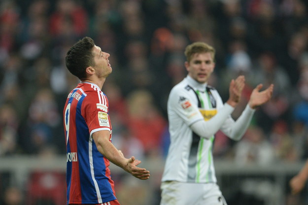 Robert Lewandowski w przegranym meczu Bayernu Monachium z Borussią Moenchengladbach /Andreas Gebert /PAP/EPA