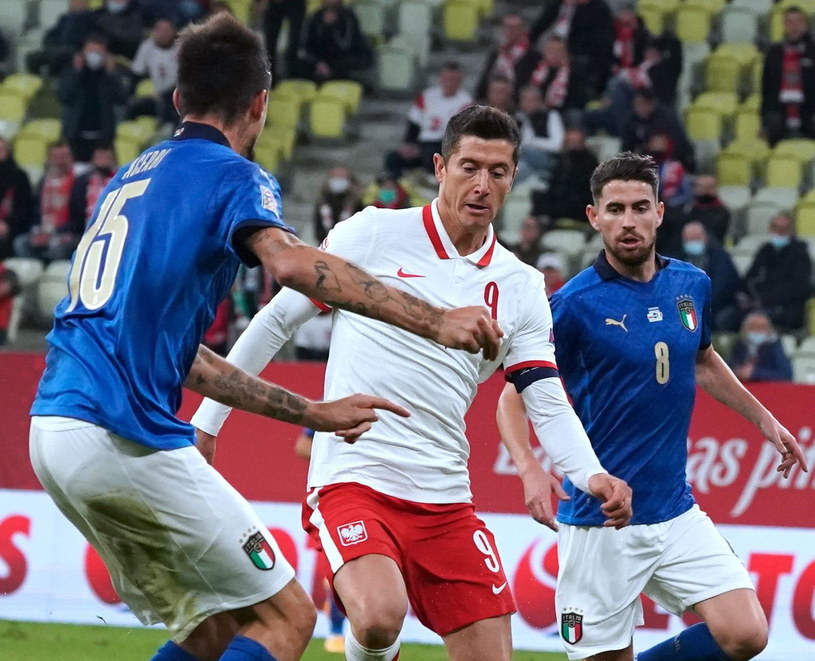 Robert Lewandowski (centro) y Jorginho (derecha) / AFP