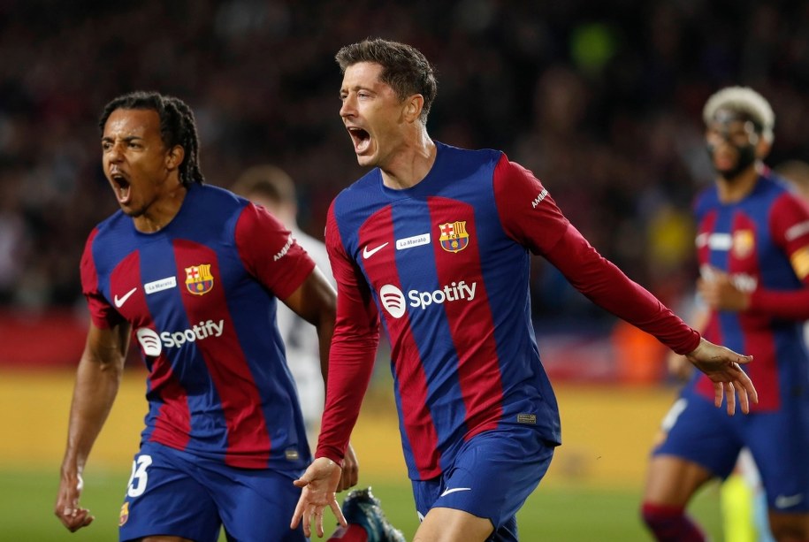 Robert Lewandowski (w środku) /ANDREU DALMAU /PAP/EPA