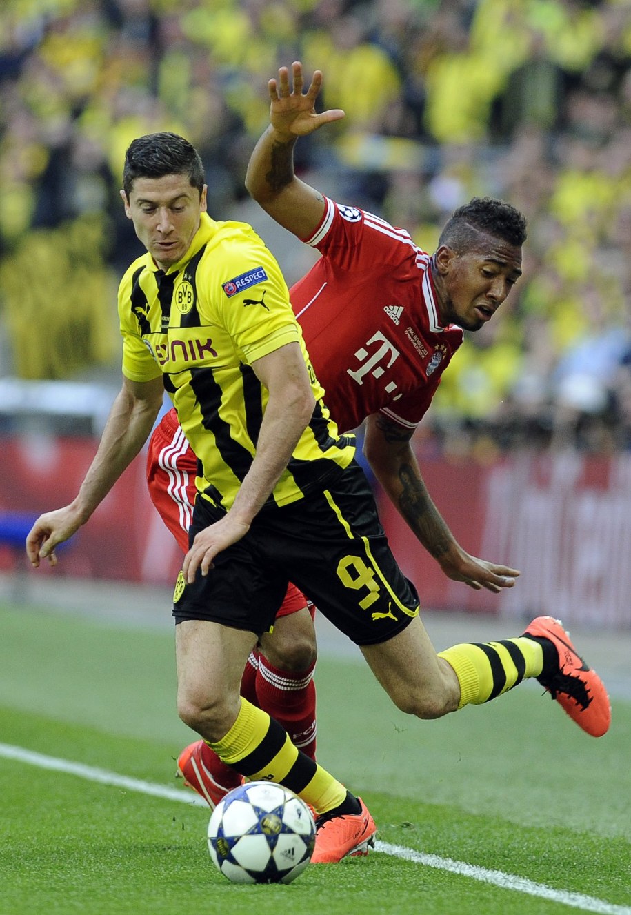 Robert Lewandowski w starciu z Jeromem Boatengiem podczas finału Ligi Mistrzów na Wembley /GERRY PENNY /PAP/EPA