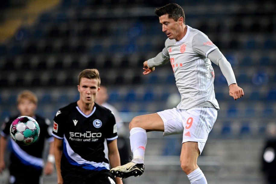Robert Lewandowski w trakcie meczu z Arminią Bielefeld /Sascha Steinbach / POOL /PAP/EPA