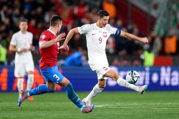 Robert Lewandowski w trakcie meczu z Czechami /Martin Divisek /PAP