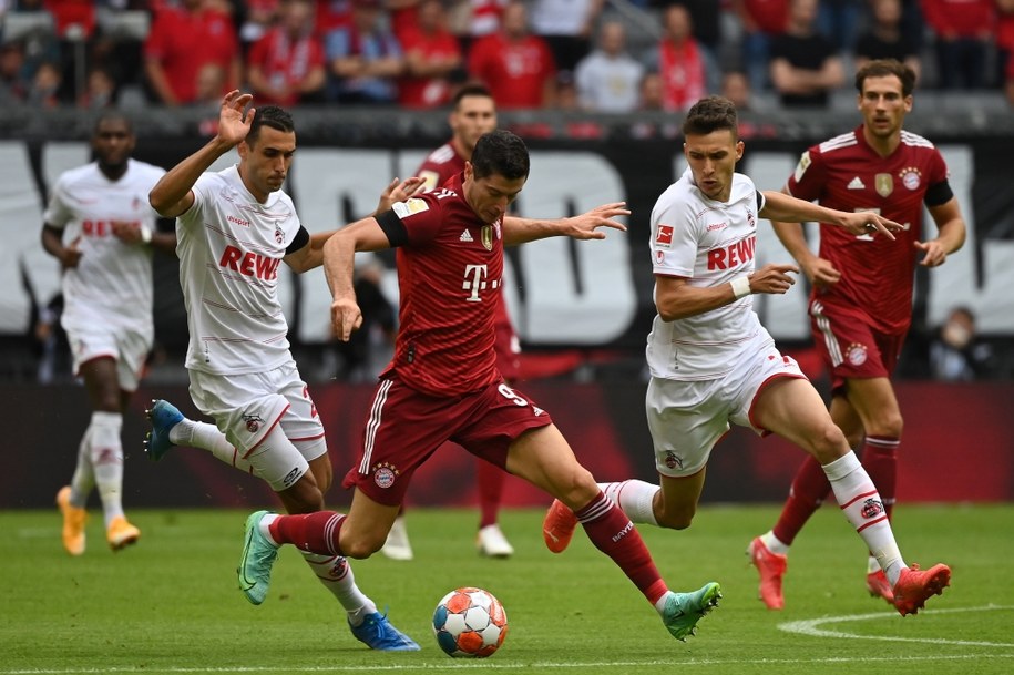 Robert Lewandowski w trakcie meczu z FC Koeln /Philipp Guelland /PAP