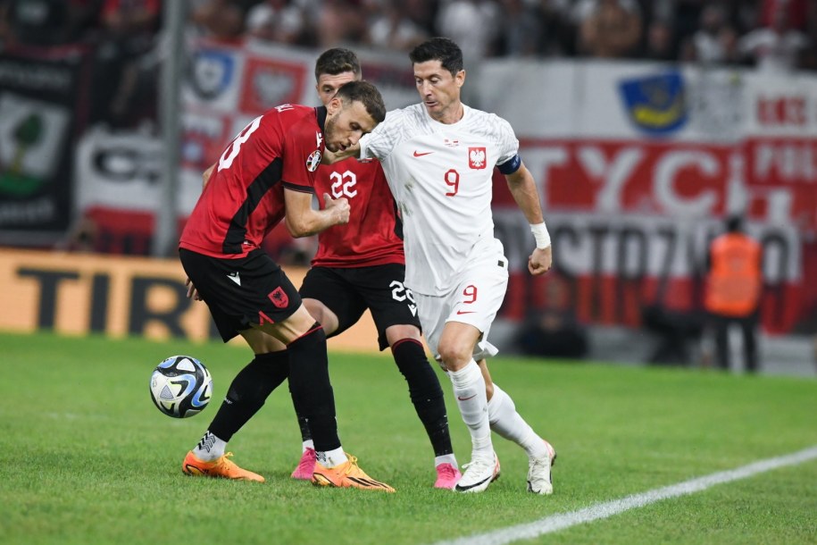 Robert Lewandowski w walce z Albańczykami /Andrzej Lange /PAP