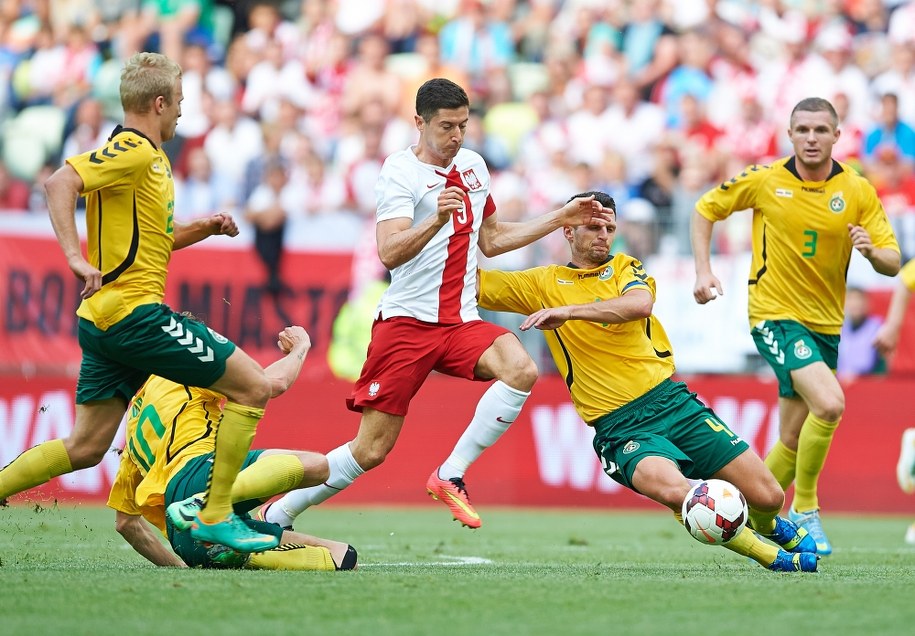 Robert Lewandowski walczy o piłkę z Litwinem Tadasem Kijanskasem (drugi z prawej) /Adam Warżawa /PAP