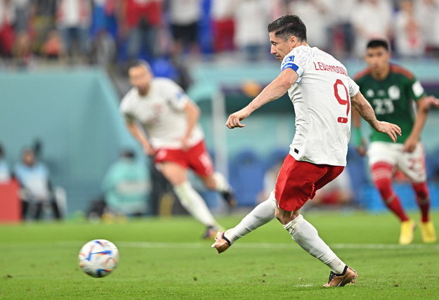 Robert Lewandowski wykonuje rzut karny /Noushad Thekkayil /PAP/EPA