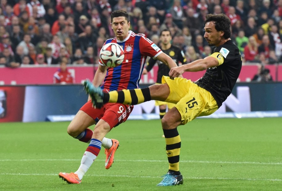 Robert Lewandowski z Bayernu Monachium i Mats Hummels z Borussii Dortmund /LUKAS BARTH /PAP/EPA