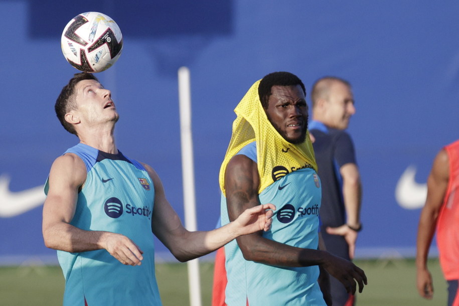 Robert Lewandowski (z lewej) i Franck Kessie na treningu Barcelony /	Quique García /PAP/EPA