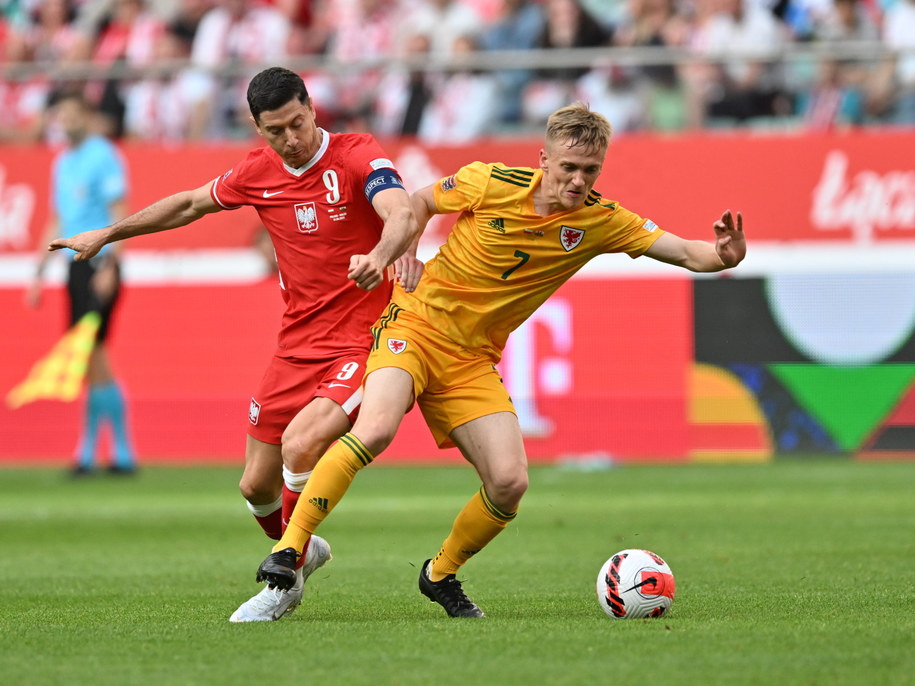 Robert Lewandowski (z lewej) i Walijczyk Matthew Smith / 	Maciej Kulczyński    /PAP