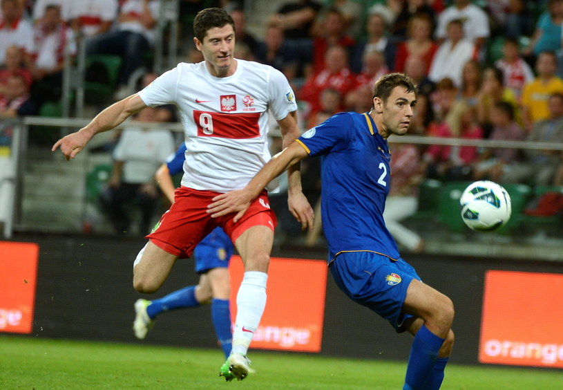 Robert Lewandowski (z lewej) w meczu z Mołdawią nie strzelił gola /Fot. Bartłomiej Zborowski /PAP