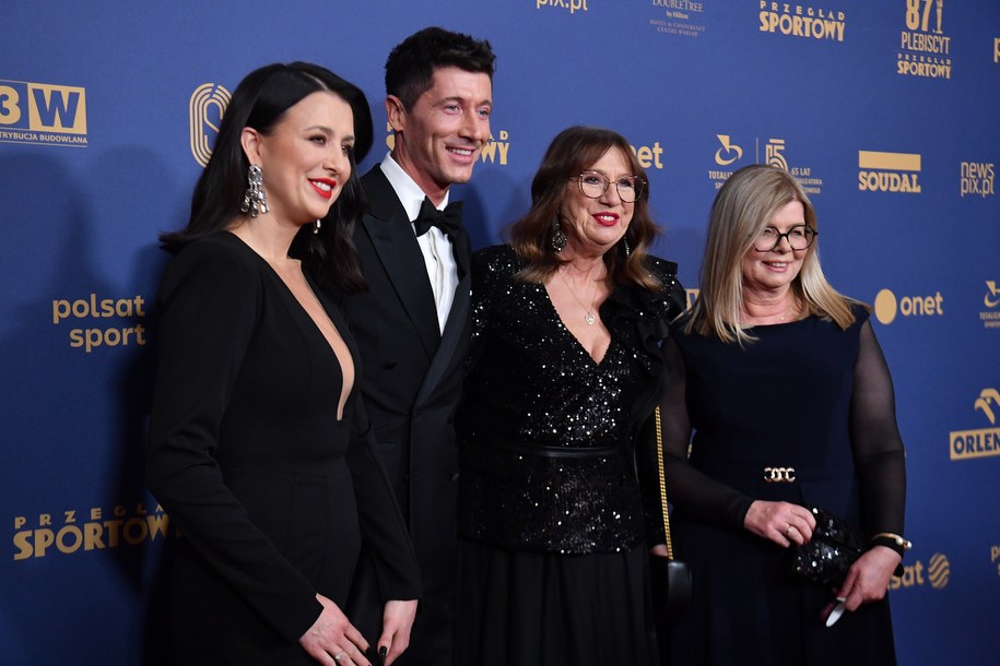 Robert Lewandowski z mamą Iwoną Lewandowską, siostrą Mileną Lewandowską-Miros oraz teściową Marią Stachurską /Piotr Nowak /PAP
