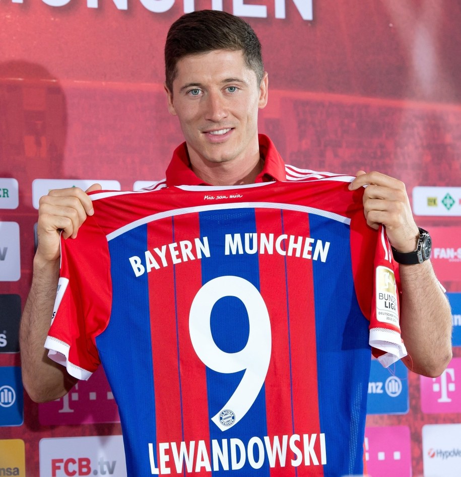 Robert Lewandowski z nową koszulką /SVEN HOPPE /PAP/EPA