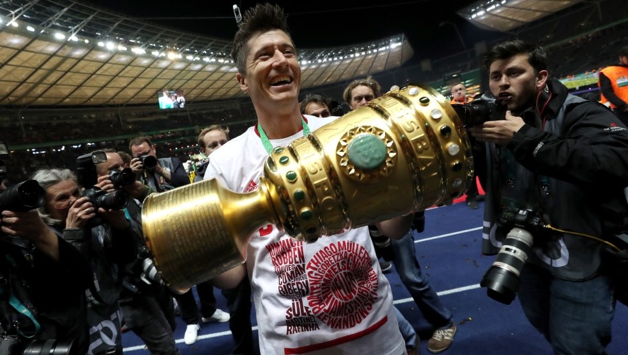 Robert Lewandowski z pucharem Niemiec /Felipe Trueba /PAP/EPA
