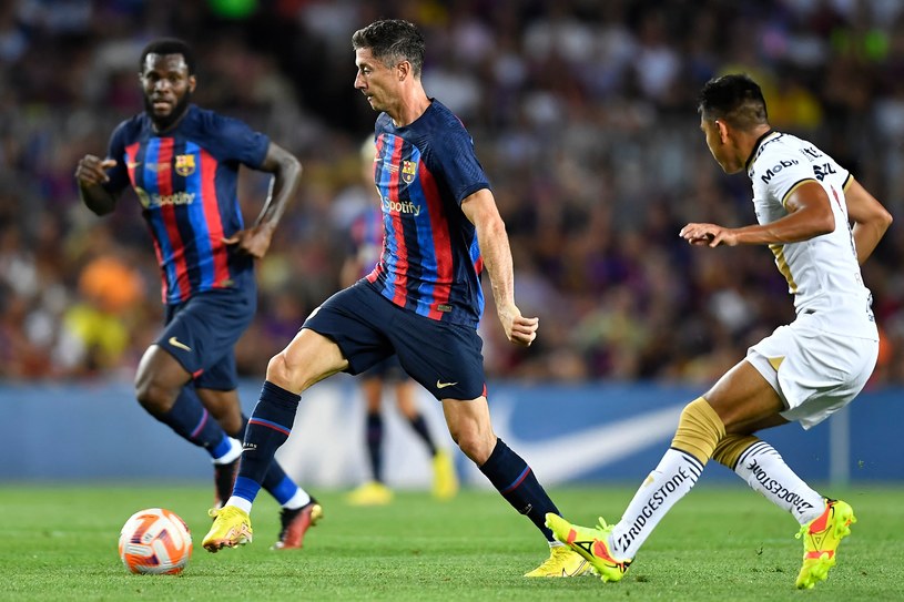 Robert Lewandowski zaliczył debiut na Camp Nou /AFP