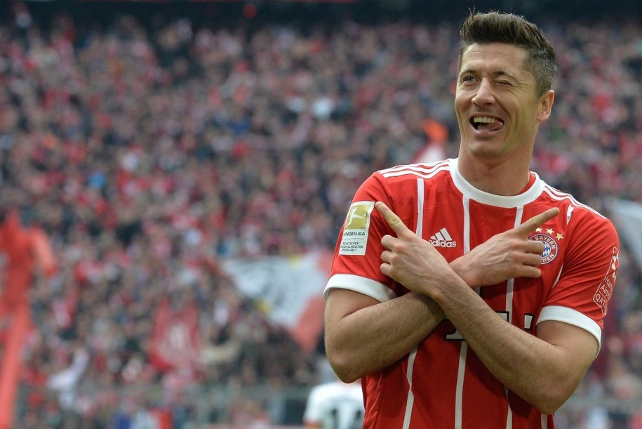 Robert Lewandowski zdobył 21., 22. i 23. gola w sezonie, a w końcówce zmarnował też - po raz pierwszy od 2014 roku - rzut karny /Philipp Guelland /PAP/EPA