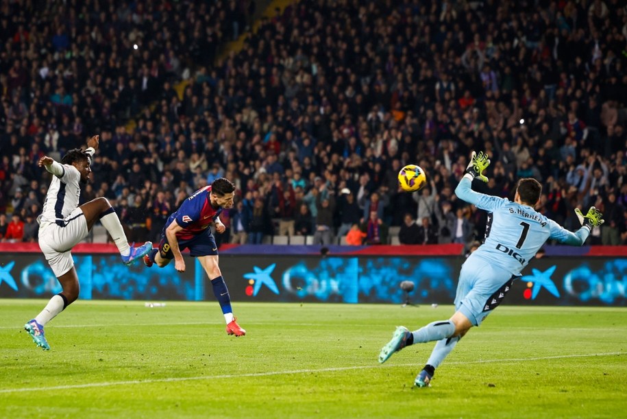 Robert Lewandowski zdobywa bramkę na 3:0 w meczu z Osasuną /ALBERTO ESTEVEZ /PAP/EPA