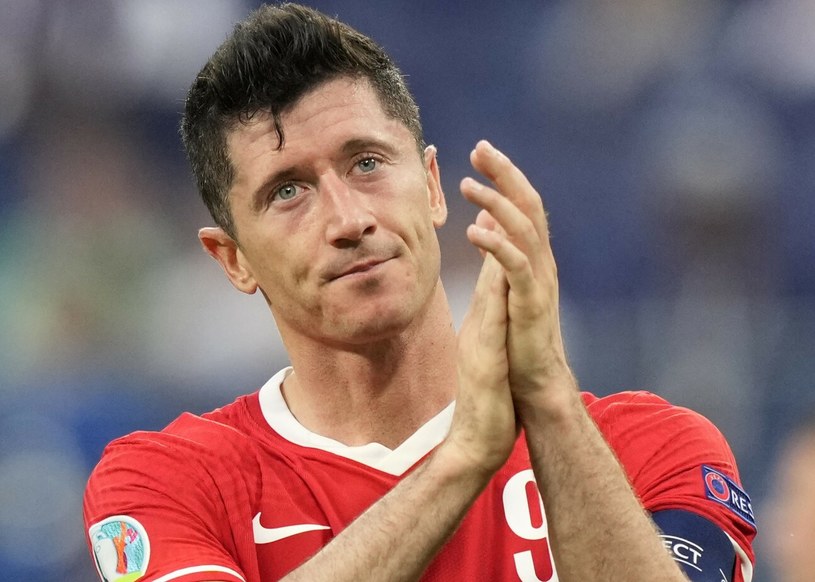 Robert Lewandowski żegna legendę /Pool AP/Associated Press /East News