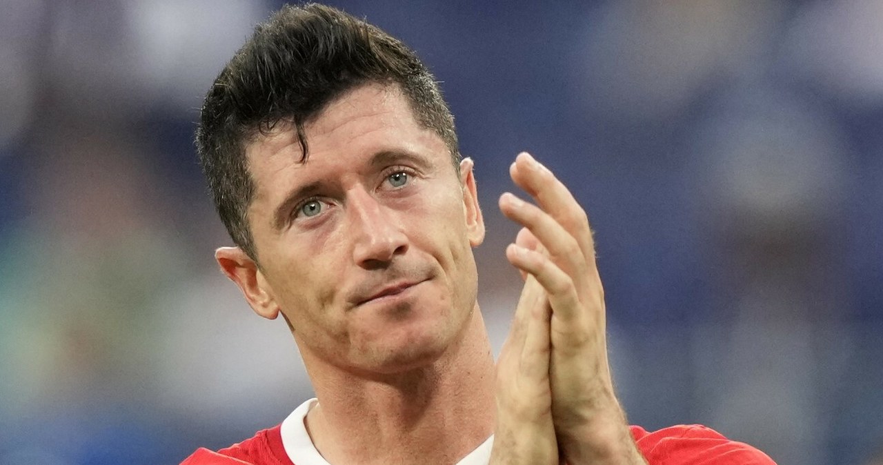 Robert Lewandowski żegna legendę /Pool AP/Associated Press /East News