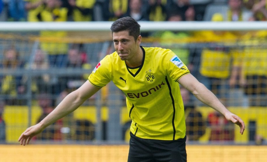 Robert Lewandowski żegna się z kibicami /BERND THISSEN /PAP/EPA