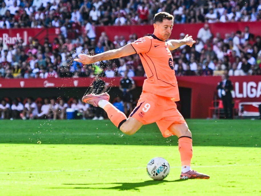 Robert Lewandowski zmarnował rzut karny w meczu z Sevilla FC. /PAP/EPA/RAUL CARO /PAP/EPA