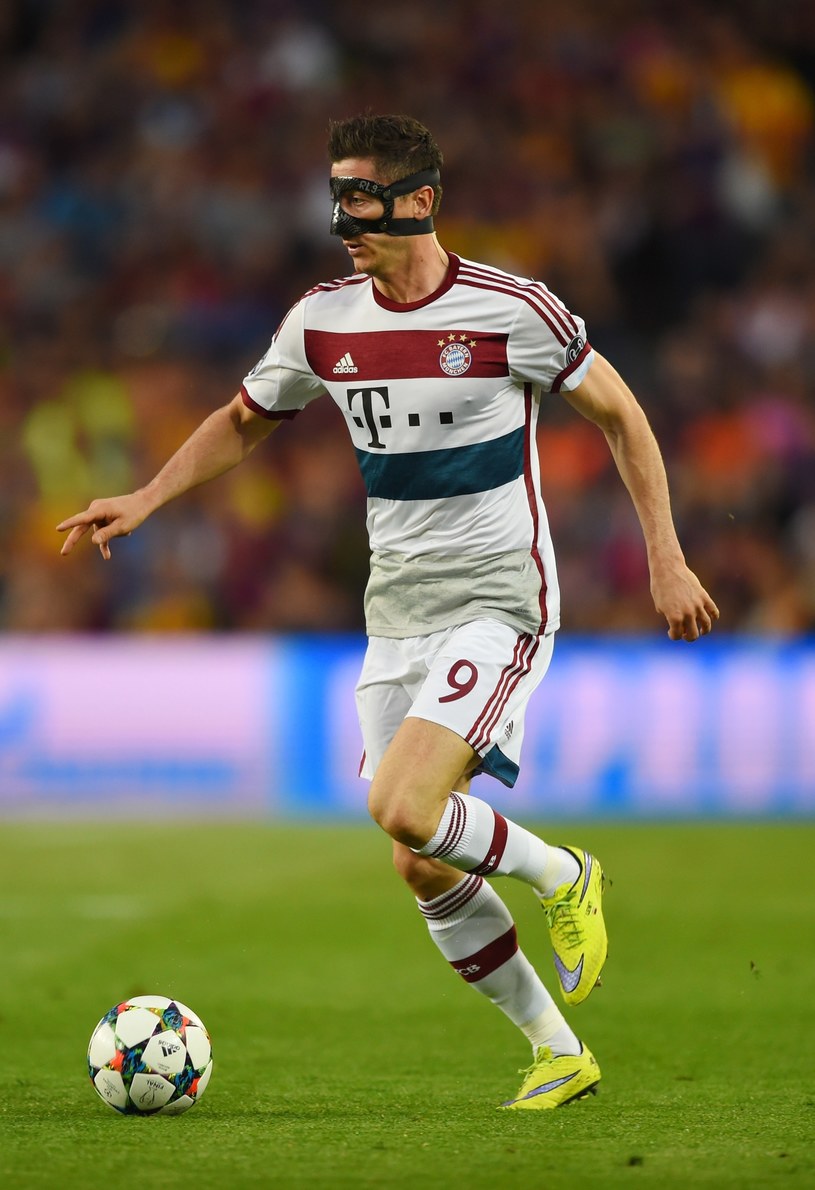 Robert Lewandowski zmuszony był grać w masce /Shaun Botterill /Getty Images