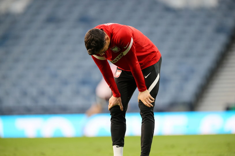 Robert Lewandowski został prześwietlony przez Szkotów. Na koniec treningu na Hampden Park poczuł ból w nodze / 	Leszek Szymański    /PAP