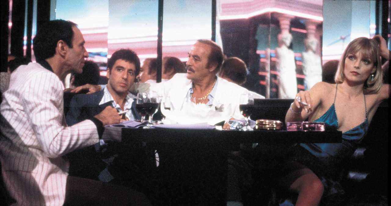 Robert Loggia (C) z Alem Pacino (L) w filmie "Człowiek z blizną" /East News