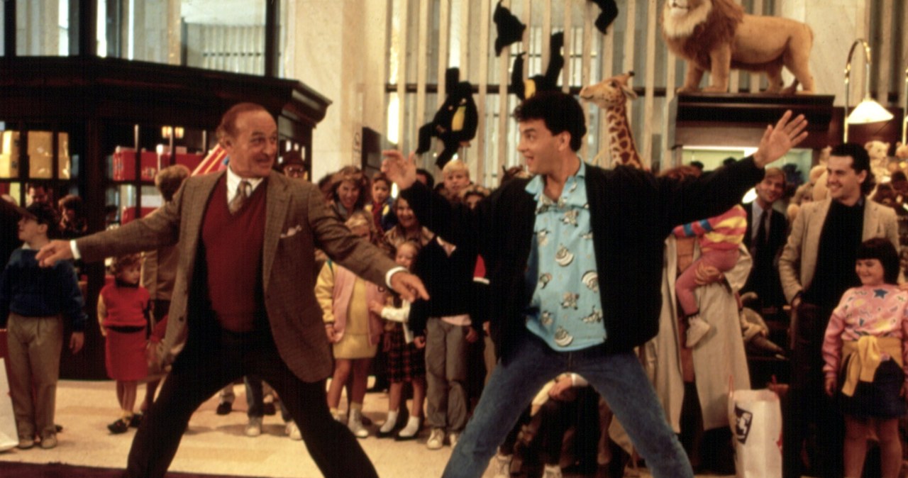 Robert Loggia i Tom Hanks w filmie "Duży" /Everett Collection /East News