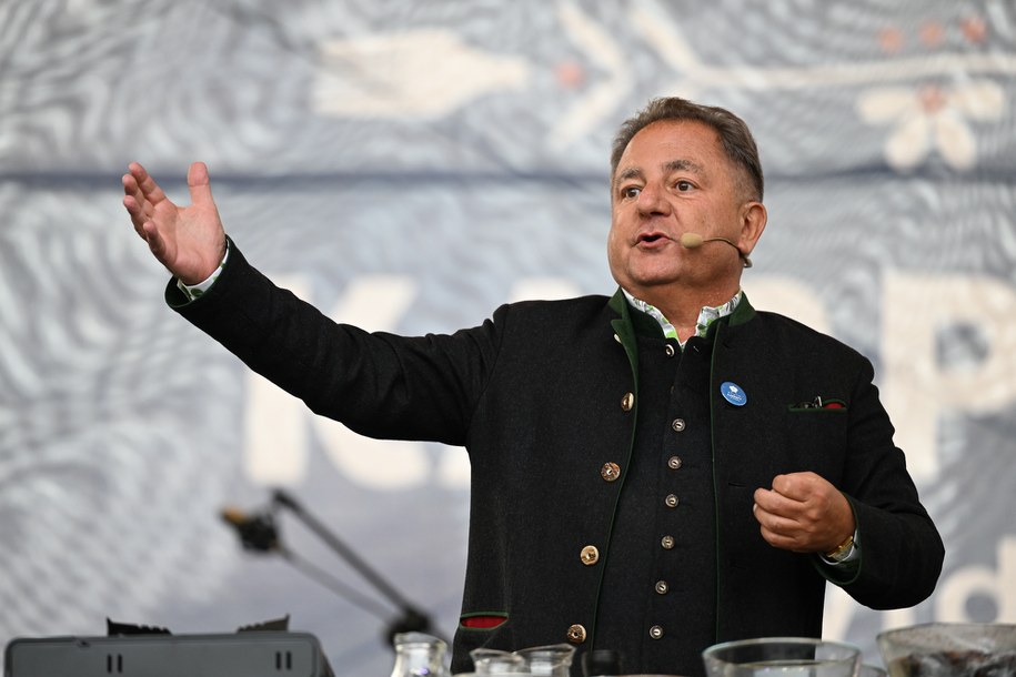 Robert Makłowicz podczas pokazu kulinarnego w ramach festiwalu "Karpaty na Widelcu" /Darek Delmanowicz /PAP