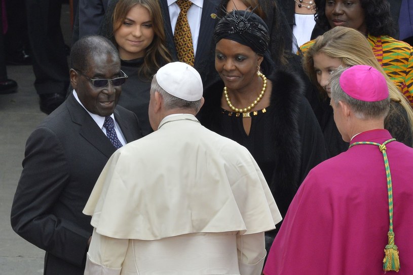 Robert Mugabe w rozmowie z Papieżem Franciszkiem /AFP