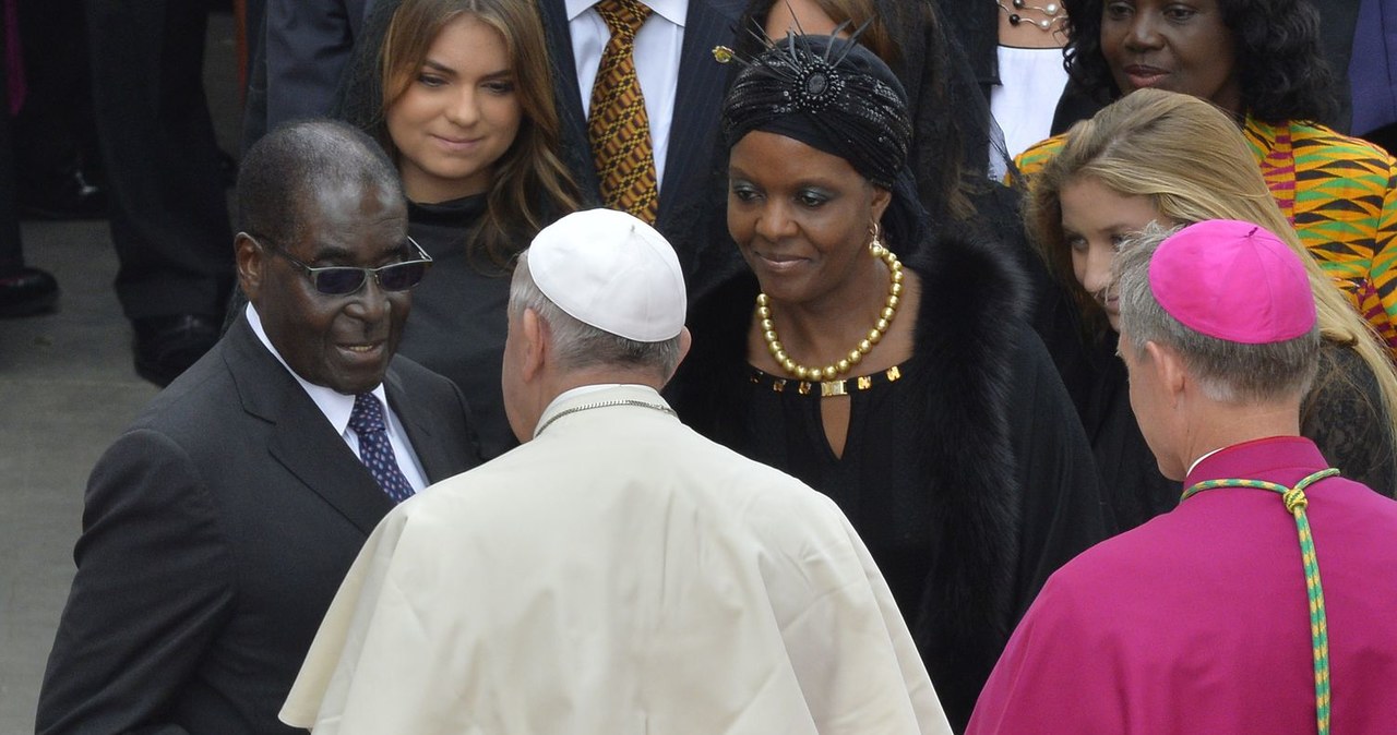 Robert Mugabe w rozmowie z Papieżem Franciszkiem /AFP