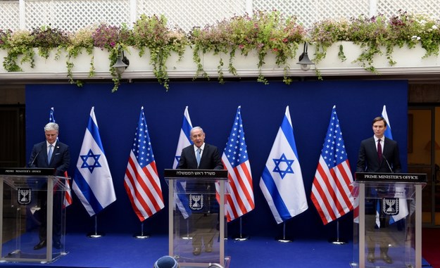 Robert O'Brien,  Benjamin Netanyahu, Jared Kushner podczas konferencji prasowej /DEBBIE HILL / POOL /PAP/EPA