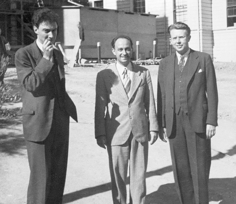 Robert Oppenheimer z nieodzownym papierosem, Enrico Fermi, i Ernest Lawrence, styczeń 1940 r. /Corbis Historical /Getty Images