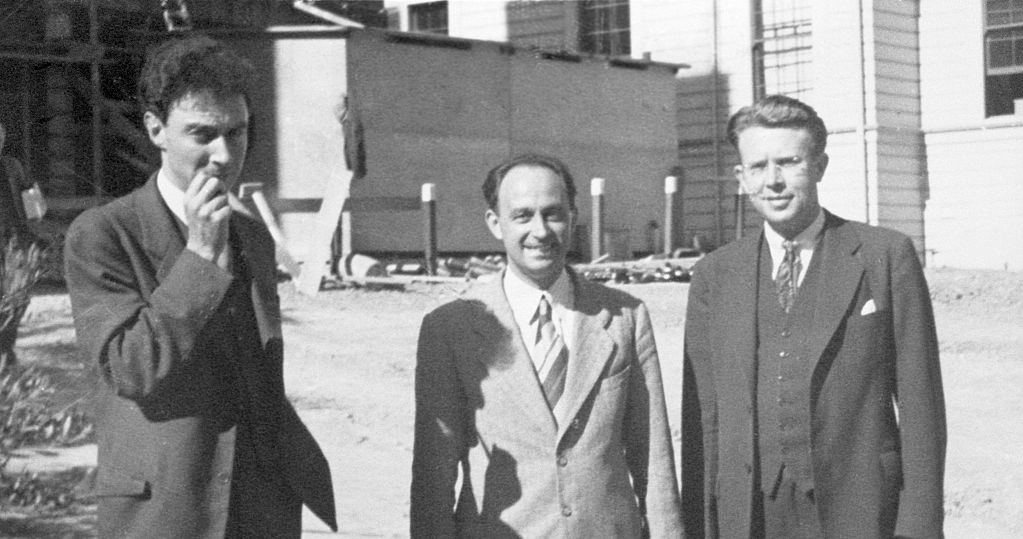 Robert Oppenheimer z nieodzownym papierosem, Enrico Fermi, i Ernest Lawrence, styczeń 1940 r. /Corbis Historical /Getty Images