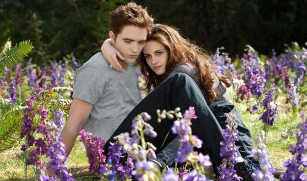 Robert Pattinson i Kristen Stewart w finałowej części "Zmierzchu" /materiały dystrybutora