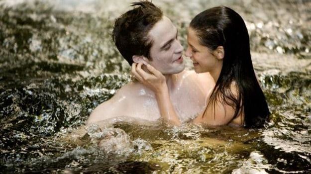 Robert Pattinson i Kristen Stewart w pierwszej części finału słynnej sagi "Zmierzch" /materiały prasowe