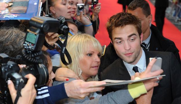 Robert Pattinson ma dosyć popularności /AFP