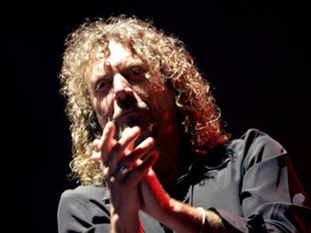 Robert Plant niesie pomoc /AFP