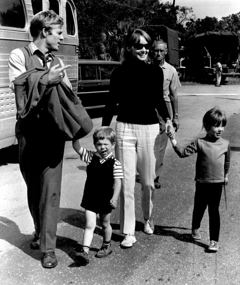 Robert Redford z żoną i dziećmi w 1966 roku /Everett Collection /East News