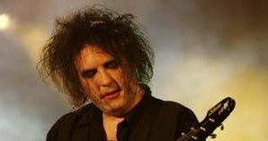 Robert Smith (The Cure) i fryzura z epoki /AFP