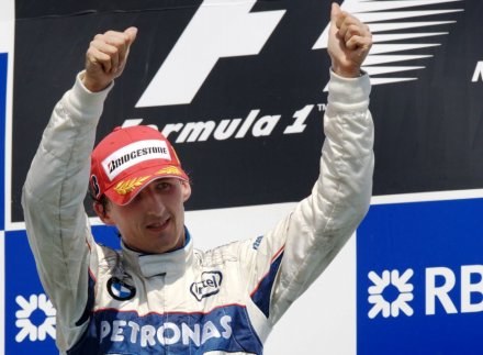 Robert świętuje zwycięstwo w GP Kanady. Za chwilę usłyszy Mazurka Dąbrowskiego /AFP