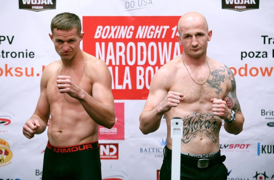 Robert Talarek (L) i Norbert Dąbrowski (P) podczas ceremonii ważenia przed Narodową Galą Boksu / 	Leszek Szymański    /PAP
