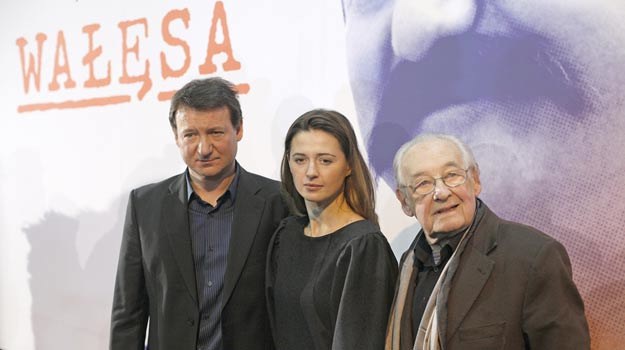 Robert Więckiewicz, Agnieszka Grochowska i Andrzej Wajda na konferencji filmu "Wałęsa" /AKPA